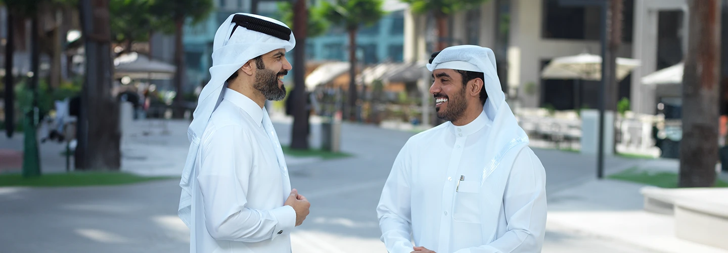 أسرار أناقة الرجل العربي: دليل شامل لاختيار ثوب قطري فخم